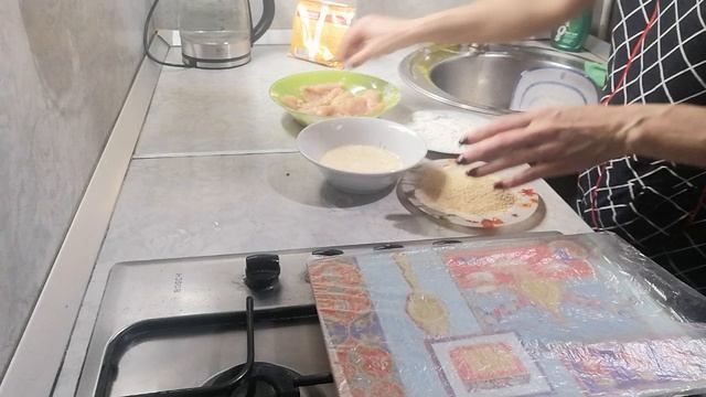 Простое приготовление куриного филе в панировке