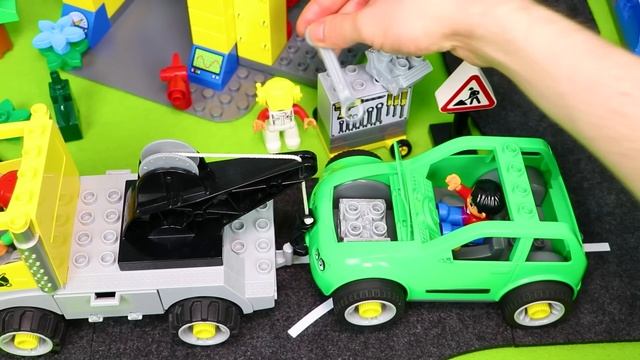 Большой грузовик, построенный из кубиков для детей