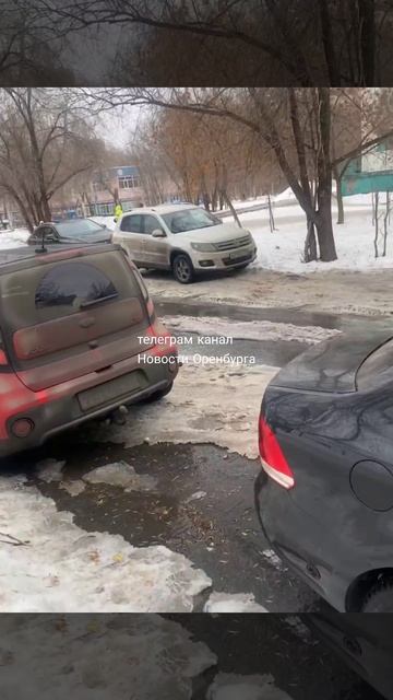 Возле школы №69 из люка бьет фонтанчик🐳