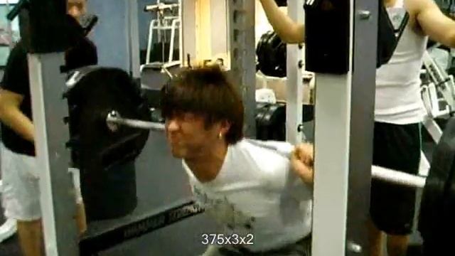 "I am Batman" - Frank Yang swallows sugar packets before squats and then hangs like a bat