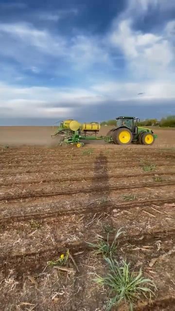 John Deere 1775NT ExactEmerge pulled by a John Deere 8260R #johndeere #plant23 #RandS