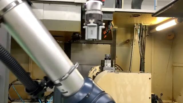 Загрузка станка Doosan Robotics