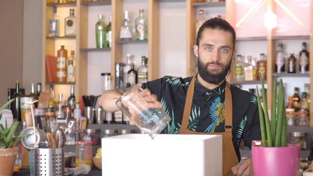 How to easily make crushed ice and clear ice cubes at home | Bartending made easy - Episode 5