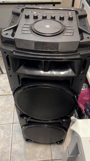 Портативная колонка на колёсиках