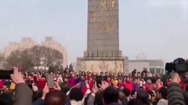 近万人在雷锋纪念馆高唱学习雷锋歌曲