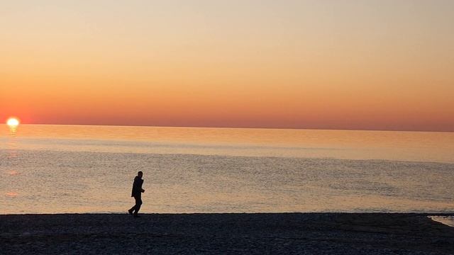 Закат солнца в Сочи длится 4 минуты. Солнце садится в море. Это чудо.