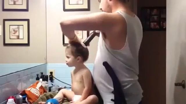 Отец заплел хвостик дочке пылесосом)