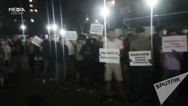 Сторонники Бабанова стоят у Первомайского суда Бишкека