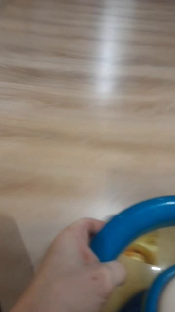 гоняю на детской машинке😎