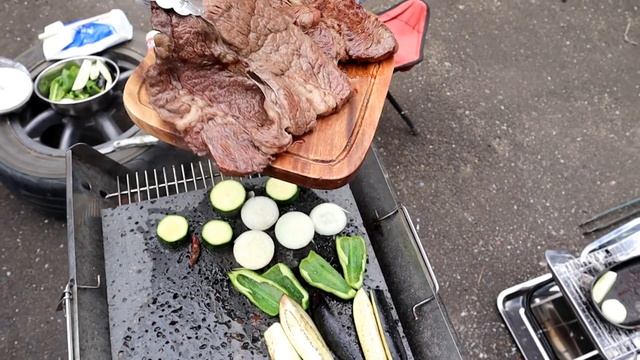 【比較】まさにフランス料理…!?100均のBBQプレートと溶岩プレートの比較をしてみる！Baking meat on a lava plate【BBQ】