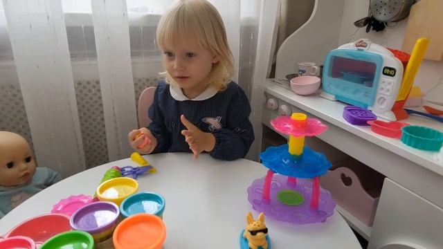 Катя играет в Playdoh