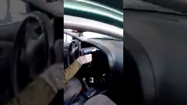 Девушка греет машину феном!!