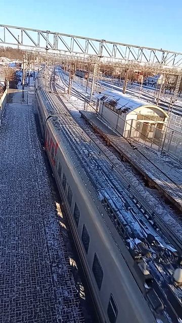 ЧС7 с пассажирским поездом по станции Орехово-Зуево