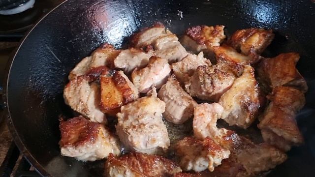 Готовлю вкуснейший гуляш с подливой,спагетти и витаминный салат.