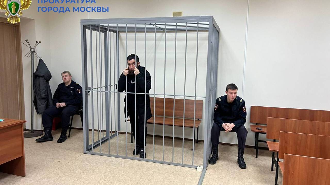 В Строгино пьяный дикарь С ВАХХАБИТСКОЙ БОРОДКОЙ отпинал ногами 26 машин !!!