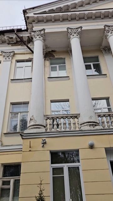 здание в стиле советского неоклассицизма на улице Собинова в городе Ярославль 1955 г постройки