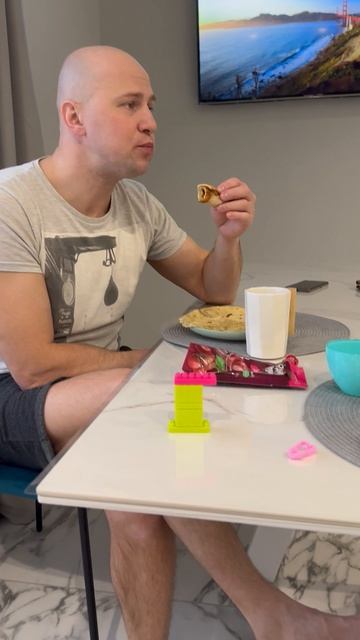 Милен папа кушает блины