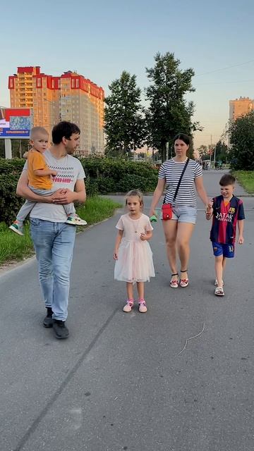 Я вынашивала ребенка 9 месяцев, дальше носит папа 😄