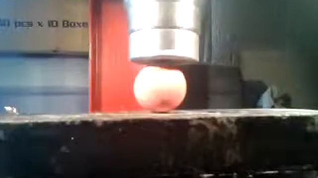 crushing stuff with hydraulic press 30 tons part2