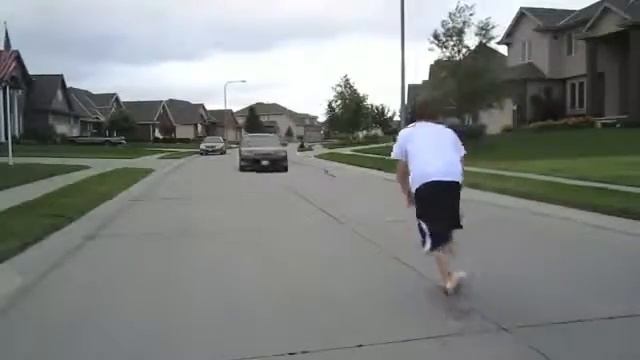 Парень перепрыгивает машину (Jump over a car)