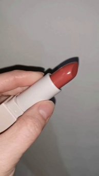 Свотч новой помады Stellary Rich Nude в оттенке 15 Bali Brown