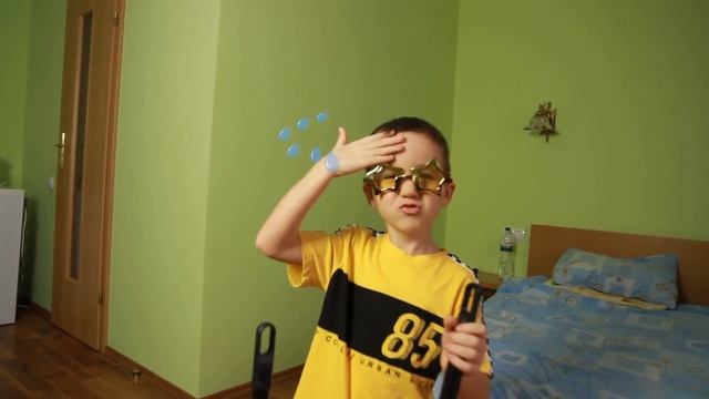 Максим играет в магазин МОРОЖЕНОГО и гигантских КОНФЕТ