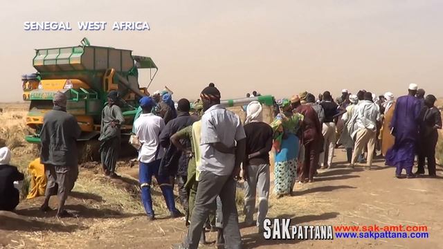 SAKPATTANA combine harvester in Africa(1)/WORLD'S AGRICULTURAL MACHINERY