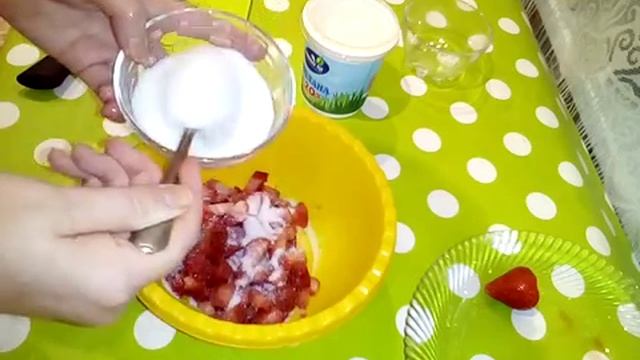КЛУБНИКА СО СМЕТАНОЙ. ДЕСЕРТ ДЛЯ ДЕТЕЙ.