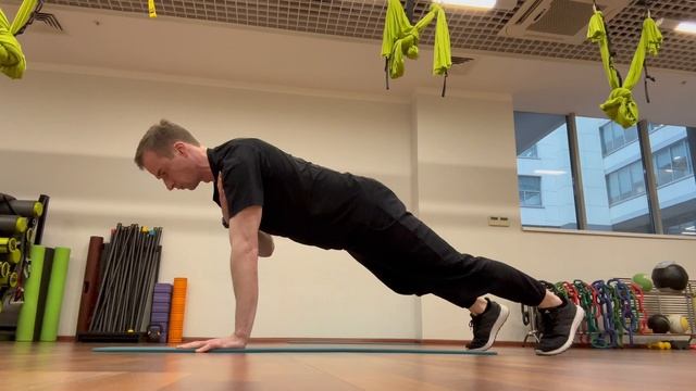 Касания плеч в планке (Plank shoulder taps)