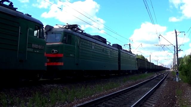 Электровозы ВЛ10У-607/719 с грузовым поездом и приветливый машинист