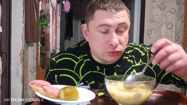 мукбанг/обжор/суп с сосисками,бутерброды,солёный огурец/