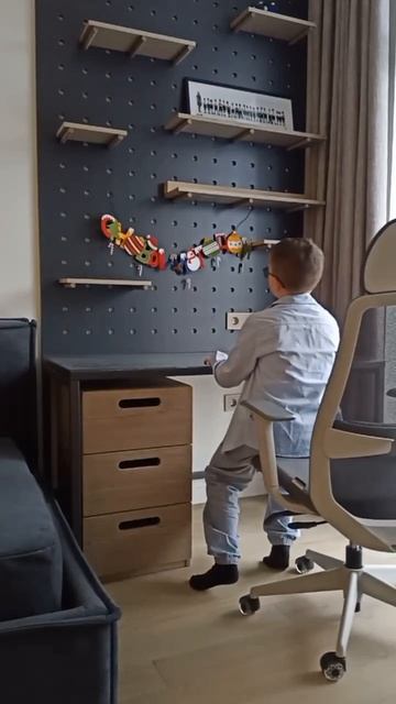 Пегборд и письменный стол в детскую для мальчика