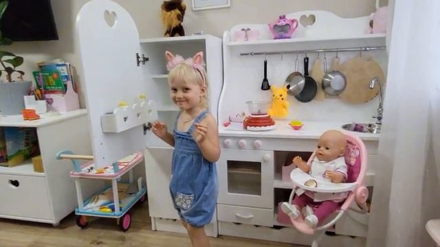 Катя  готовит пиццу и кормит маму и игрушки.