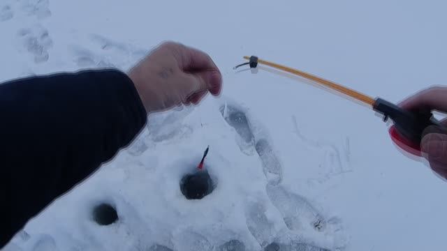 РЫБАЛКА на мормышку  на карьере. Ловим рыбу на опарыш и мотыль И БАЛАНСИР.