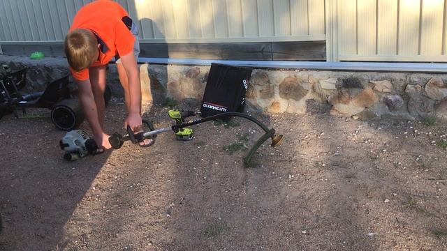 Starting wipper snipper with drill STRAGHT PIPE TRIMMER