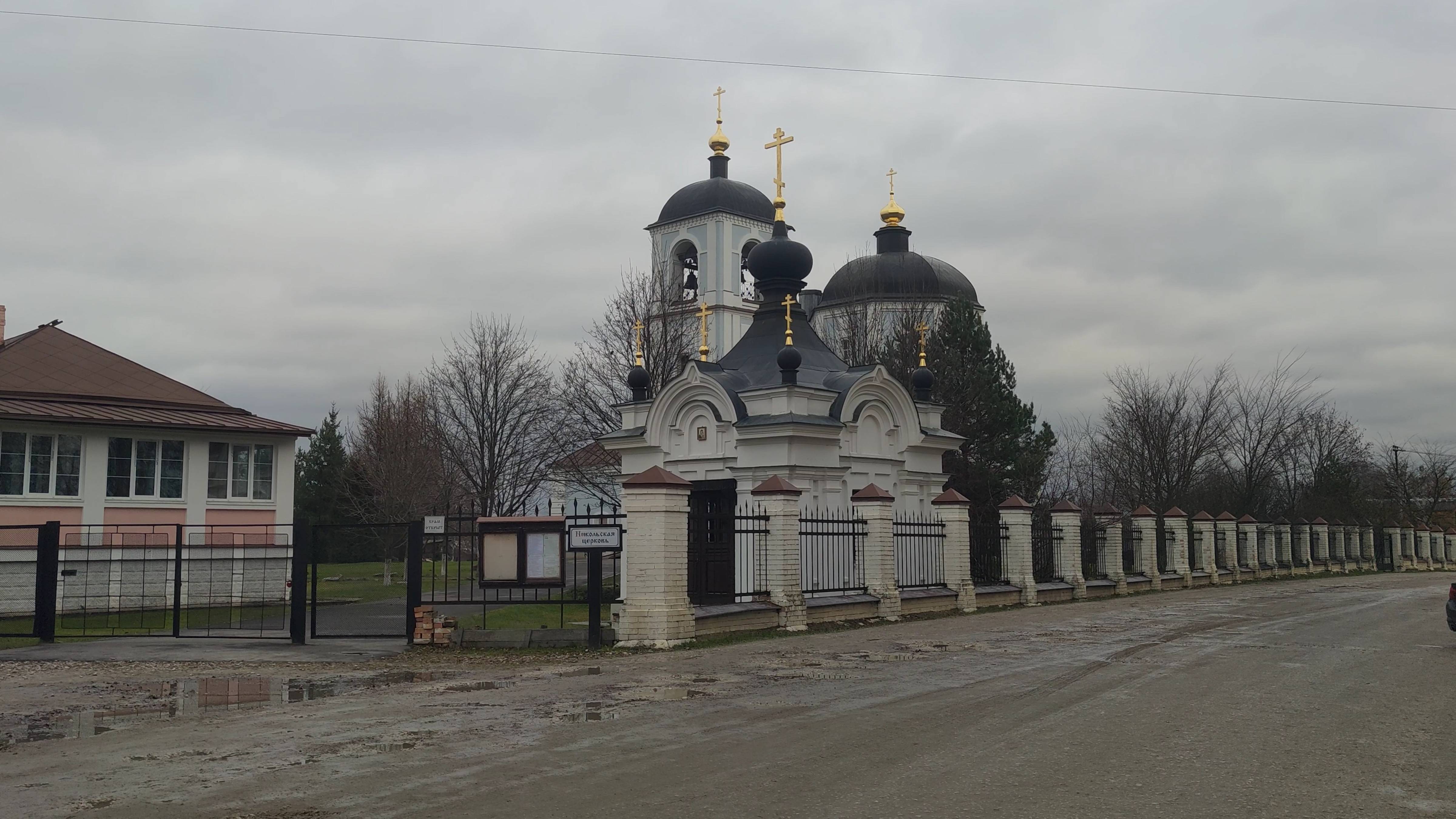 Церковь Николая Чудотворца и часовня Георгия Победоносца в деревне Васютино.