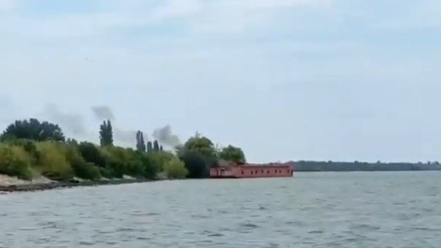 Горящая баржа, принимавшая участие в десанте на Запорожскую АЭС