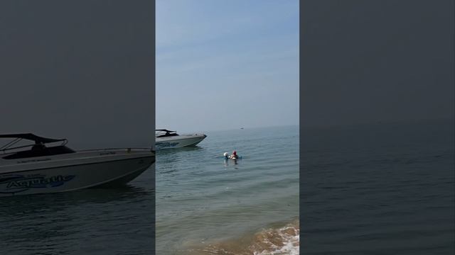 Помаши  ручкой тёте ,капитан!?