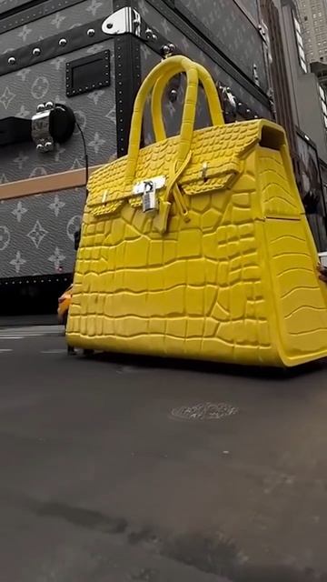 #Hermes, такая вот 6-метровая модель одной из сумок #Birkin и без всяких спецэффектов.
