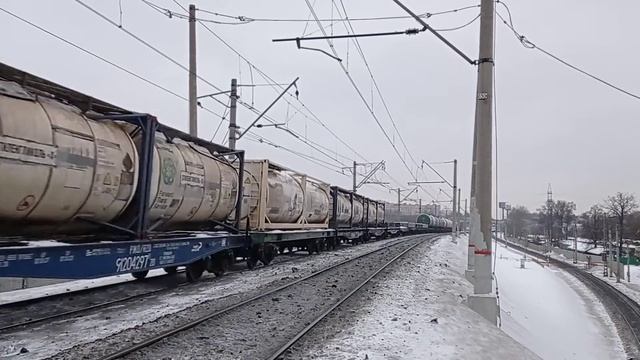 тепловоз 2М62У-0139 с грузовым составом