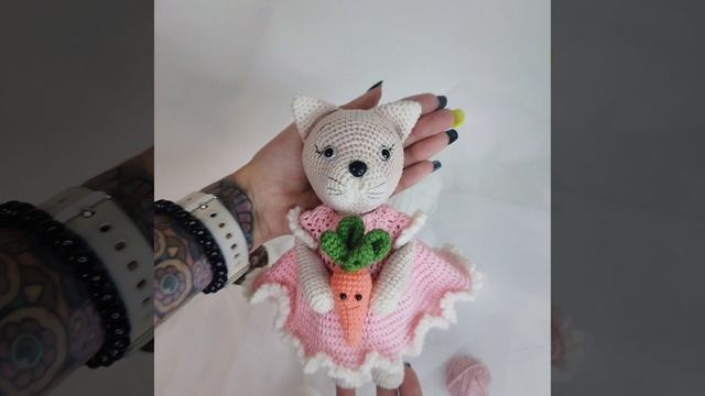 Кошка с морковкой