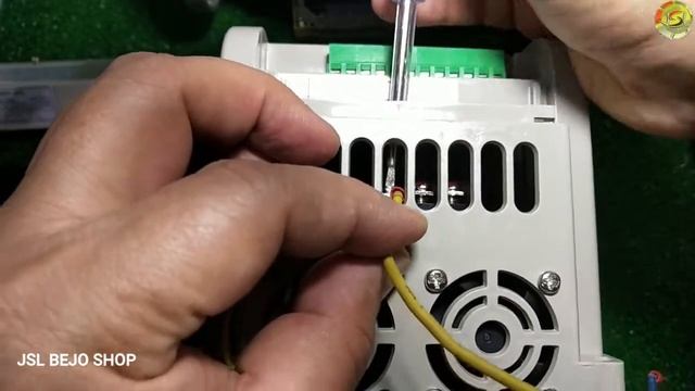 CARA MERUBAH MOTOR 380 V MENJADI 220 VOLT & INVERTER VFD MOTOR 1.5 KW 220 V PUTIH TYPE AT1-1500