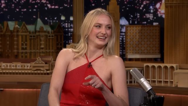 Sansa vs. Daenerys #Sophie Turner Blames Emilia Clarke for Game of Thrones Coffee Cup-gate [aG1nWuYF