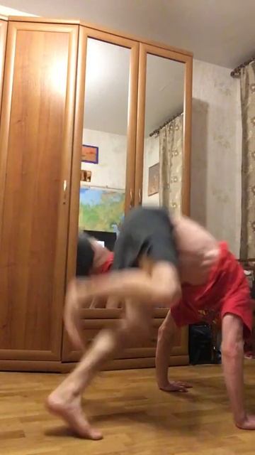 Hook + выход в стойку уголком (Hook-pike-handstand)