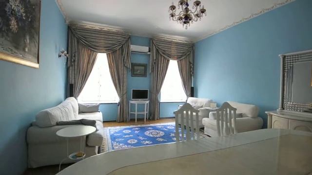Квартира с большой цветовой палитрой в классическом стиле