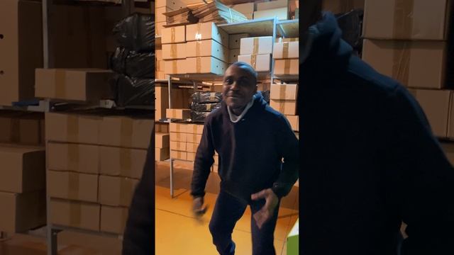 Французский музыкант Espé winner , сейчас в г. Киров. Знает даже Алиса, поет в живую для вас❤