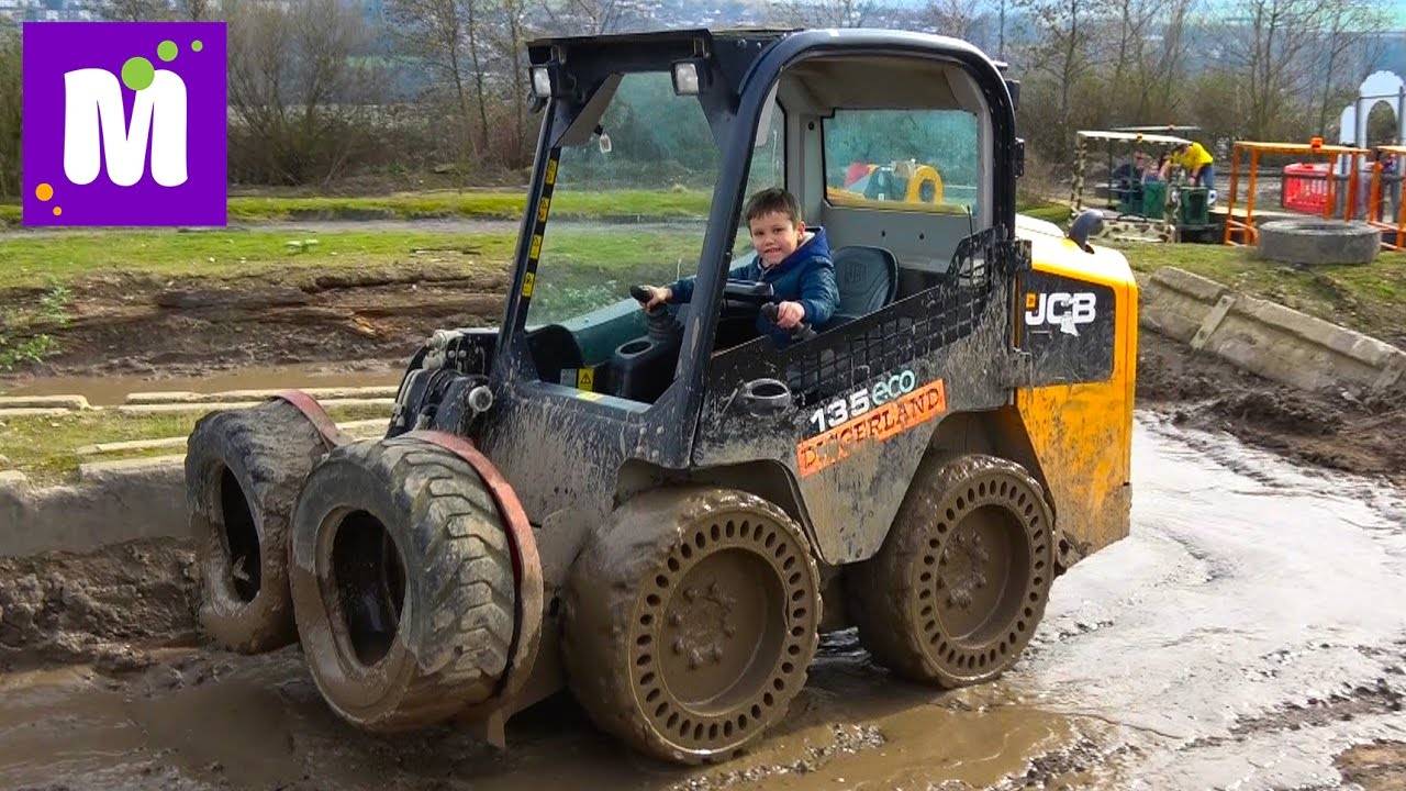 Макс в 6 лет водит экскаватор / Летаем в ковше в Diggerland Англия (перезалив с Mister Max)