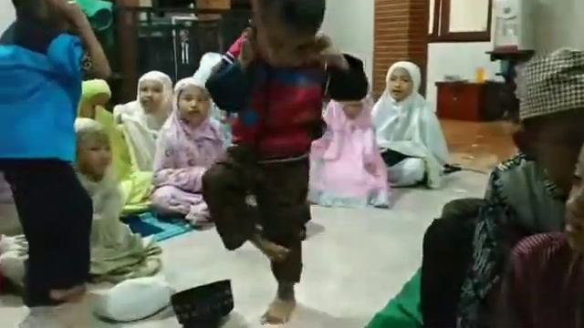 Lucu anak kecil kena hukuman guyon saat ngaji