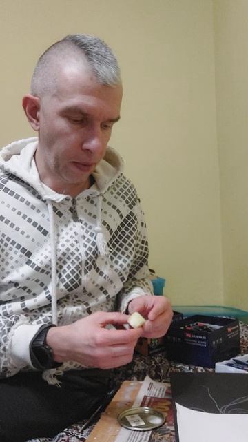 Приклеить фольгу на чёрный холст