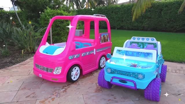 Диана и Рома. Диана и папа моют машинки